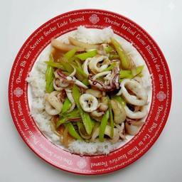 ปลาหมึกผัดพริกหยวกราดข้าวหอมมะลิ+ไข่ดาว