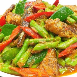 ผัดพริกแกงปลากระป๋อง (ราดข้าว)