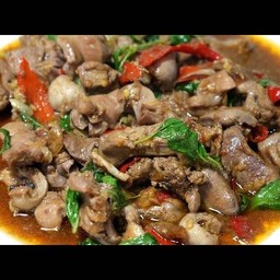 กะเพราเครื่องในไก่