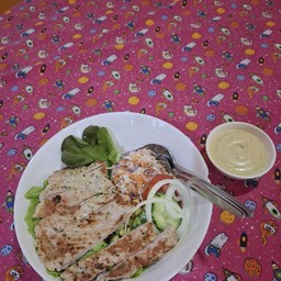 chicken grilled saladสลัดไก่ย่าง