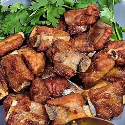 กระดูกหมูทอด