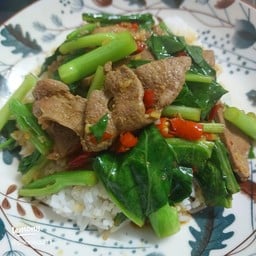 เครื่องในไก่ผัดคะน้า (ราดข้าว)