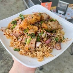 ลาบมาม่าหมูเด้ง