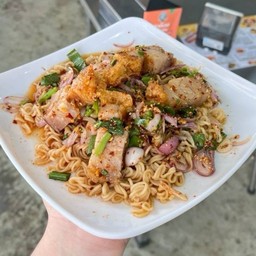 ลาบมาม่าหมูกรอบ.