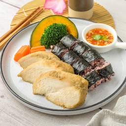 Chicken x Riceberry Maki Salad (ข้าวห่อสาหร่ายไก่อบ)