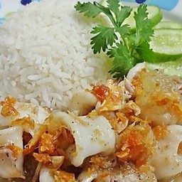 ข้าวปลาหมึกกระเทียม