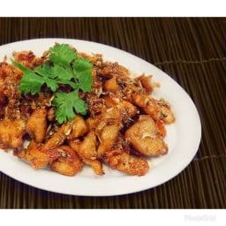 ไก่ทอดกระเทียม (ราดข้าว)