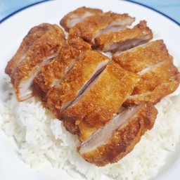 ข้าวไก่ทอดเสริฟพร้อมน้ำแตงกวาสด