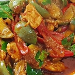 พริกแกงหมูใส่มะเขือเปาะราดข้าว