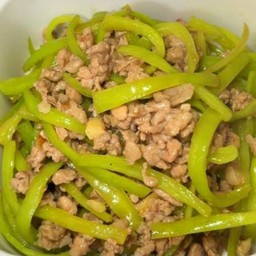 ผัดพริกหยวกหมูสับ ราดข้าว