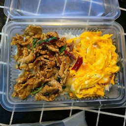 ข้าวราดกระเพราหมูชิ้น