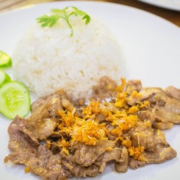 ข้าวเนื้อกระเทียม