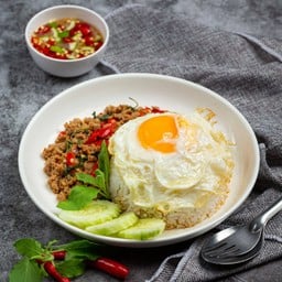 ข้าวกระเพราหมูสับไข่ดาว