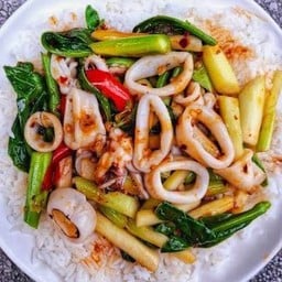 ข้าวผัดคะน้าปลาหมึก
