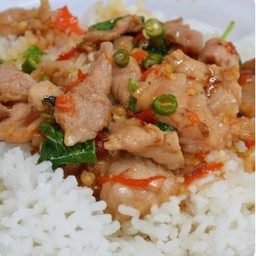 กะเพราหมูชิ้น ราดข้าว