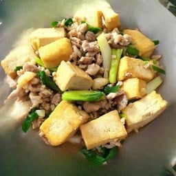 เต้าหู้ทอดผัดหมูสับใส่ต้นหอม