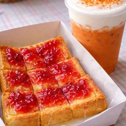 ขนมปังเนย ซอสสตอเบอรี่+ ชาไทยครีมชีส
