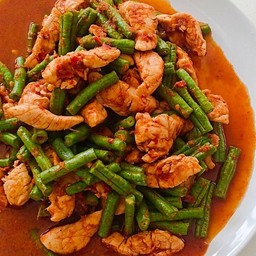 ผัดพริกแกงไก่ชิ้น (ราดข้าว)