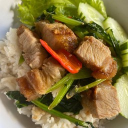 ข้าว ผัดคะน้าหมูกรอบ