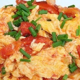 ข้าวหน้าไข่ผัดมะเขือเทศโรยต้นหอม