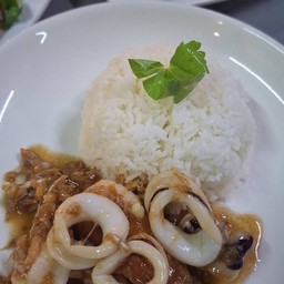 ผัดกระเทียมราดข้าว