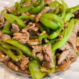 ผัดพริกหยวกหมูชิ้นราดข้าว