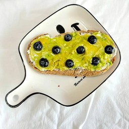 ซาว์โดวจ์ โทสต์อะโวคาโด+บลูเบอร์รี่ ราดน้ำผึ้ง