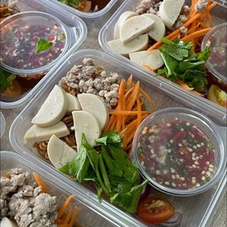 ยำมาม่าหมูย่าง