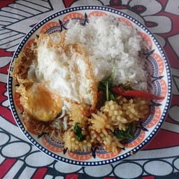 กระเพราปลาหมึกราดข้าวไข่ดาว