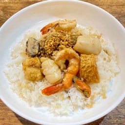 ทะเลทอดกระเทียมพริกไทยราดข้าว