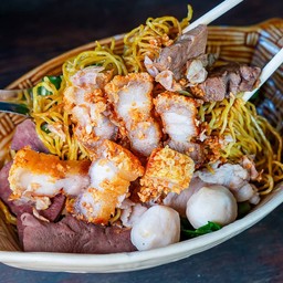 ก๋วยเตี๊ยวรวมหมูกรอบ แห้ง
