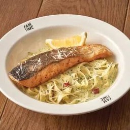 เฟตตูชินีแซลมอนเพสโต