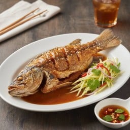 ปลากะพงทอดราดน้ำปลา