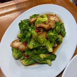 แขนงหมูกรอบ ราดข้าว