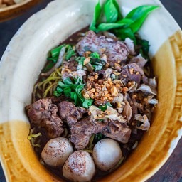 ก๋วยเตี๋ยวเรือหมูน้ำตก พิเศษ
