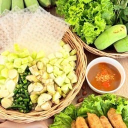 เฟรชแอนด์โรลส์ เทพรักษ์