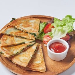 คีซาดิญ่าผักร็อคเก็ตเบคอน