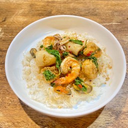 ผัดกะเพราทะเลราดข้าว