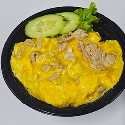 ร้านข้าวเด็กอ้วน หน้าคอนโดเมืองเอก