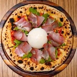 พิซซ่าบูราต้าและแบล็คฟอเรสแฮม