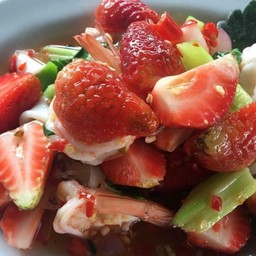 ยำสตอเบอรี่กุ้งสด