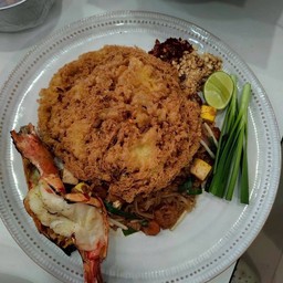 ผัดไทยมันกุ้งไข่ฟู