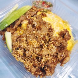 หมูชิ้นกระเทียมไข่ข้นราดข้าว