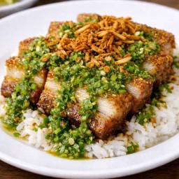 ข้าวหมูกรอบ ซอสซีฟู้ด