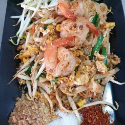 คั่วไก่ ราดหน้า ผัดซีอิ้ว ครัวเจ๊ยุ่ง ครัวเจ๊ยุ่ง
