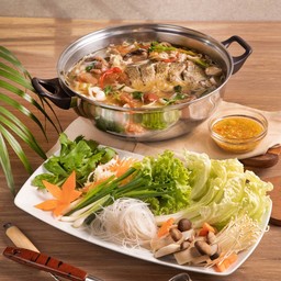 ชุดสุกี้ปลาสดทั้งตัว พร้อมน้ำจิ้ม ชุดผักและเส้น