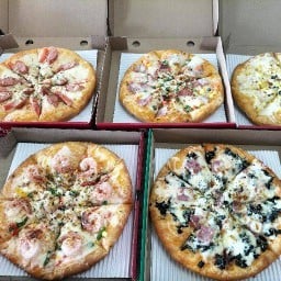 พิซซ่า นับดาว ไฟแดง4ขวา ตึกสีส้ม