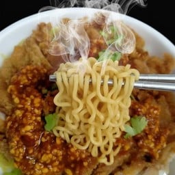 มาม่าต้มยำแห้งไก่ทอด