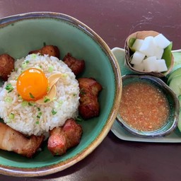 ข้าวหอมมะลิหมูสามชั้นทอดไข่ดอง (ข้าวสวย + น้ำจิ้ม)