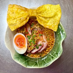 ก๋วยเตี๋ยวหมูต้มยำไข่ยางมะตูม